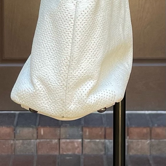 Chanel white lambskin leather tote - Picture 8 of 16